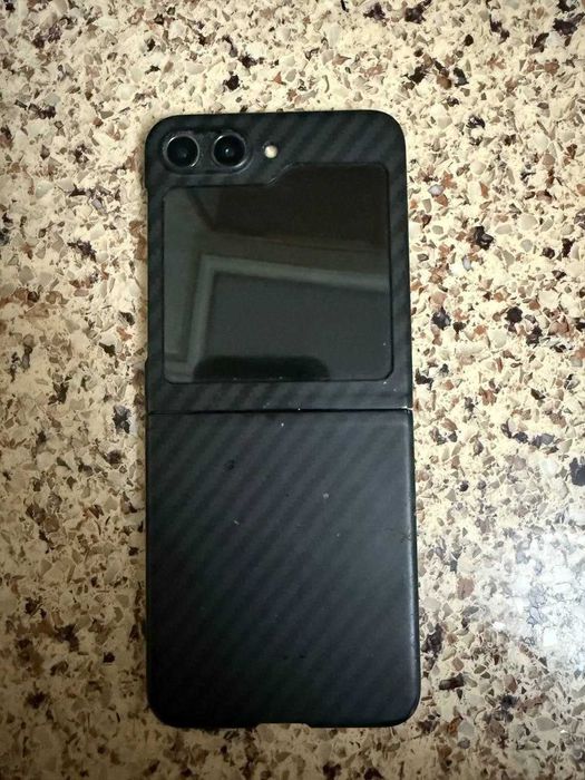 Samsung Z Flip 5 ideal 256 tali qora karobka bor