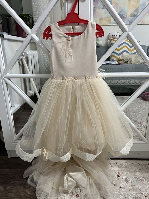 Продам шикарное платье на 6-7 лет