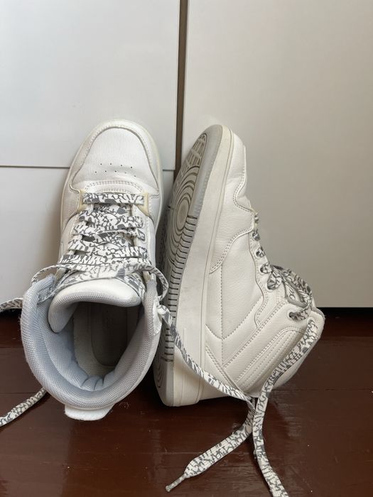 Бели високи кецове