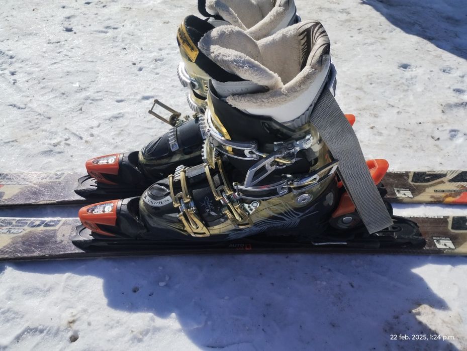 Vând schiuri și clapari