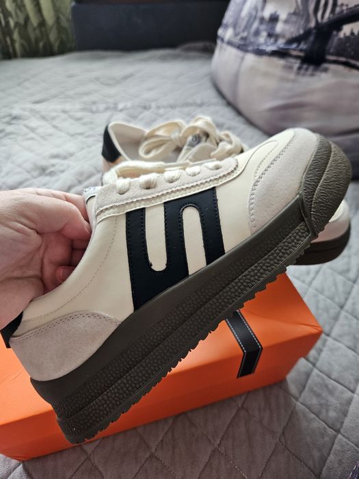 Продам кроссовки новые