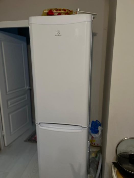 Продам холодильник Indesit