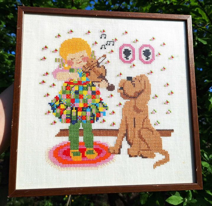 Vând goblen, o fetiță cu rochiță colorată, vioară, cățel curios.