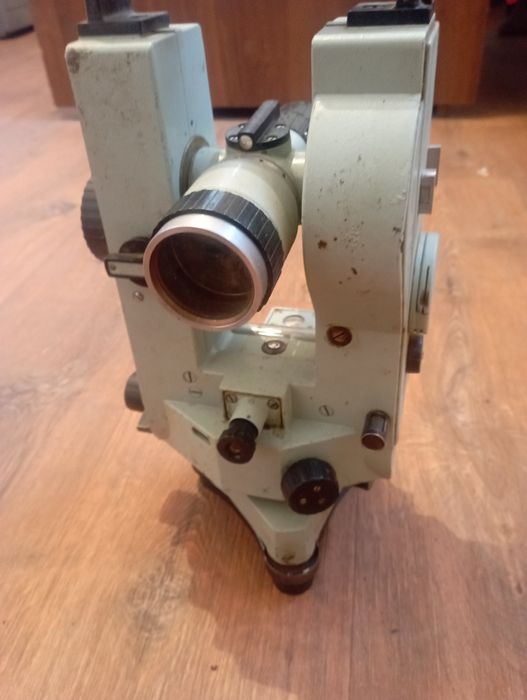 Продам теодолит и треногу бу