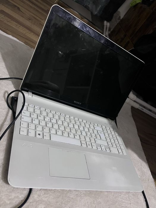 Vând laptop  sony