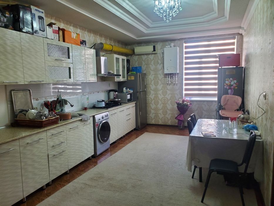 Продаются 115 кв 4 комнатная квартира  ул Амира Темура