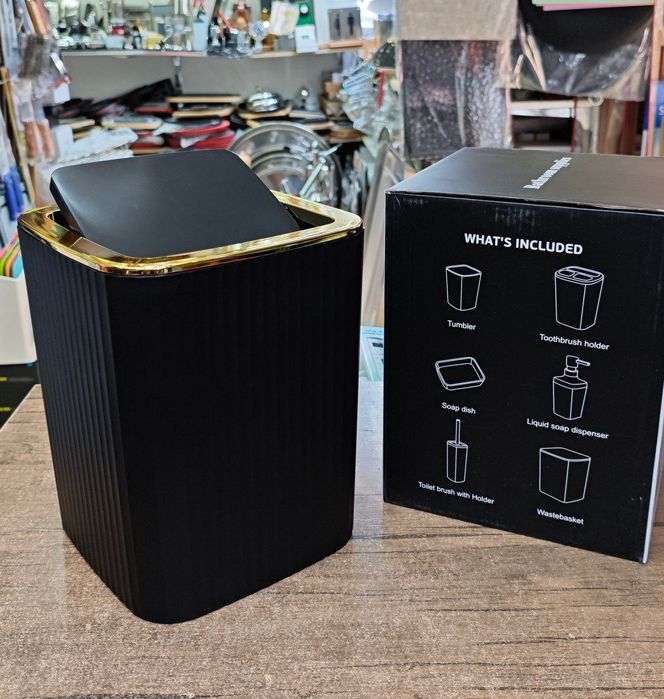 Набор аксессуаров для ванной с золотыми акцентами