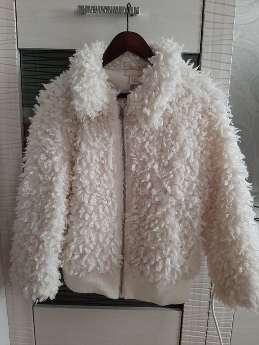 Шубка белая красивая