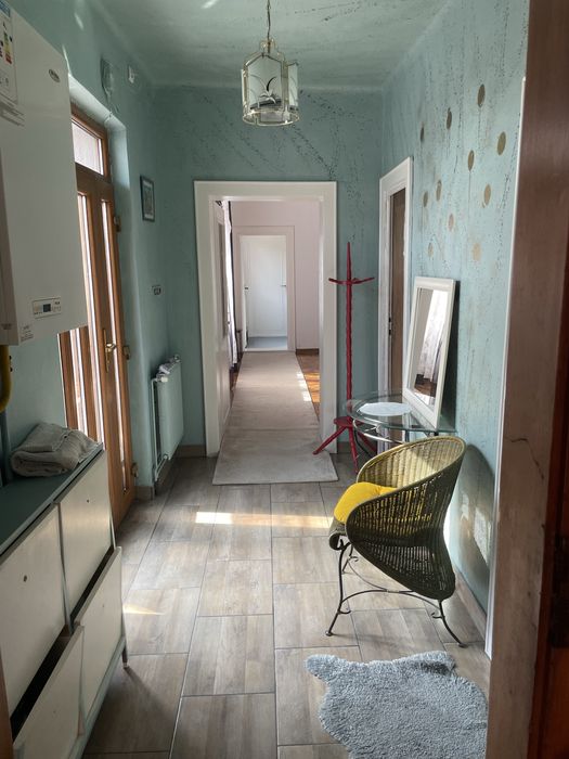 Apartament de 100m3 cu 3 camere si curte