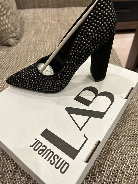 Елегантни обувки с капси