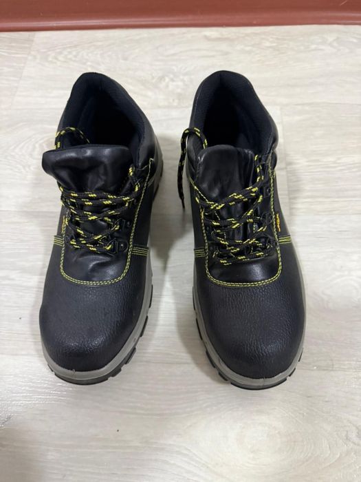 Продам новые спецботинки