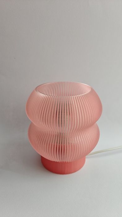 Aura Ripple Lamp – Lampă 3D printed, design parametric, bec inclus