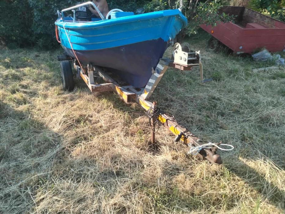 лодка с колесар за риболов