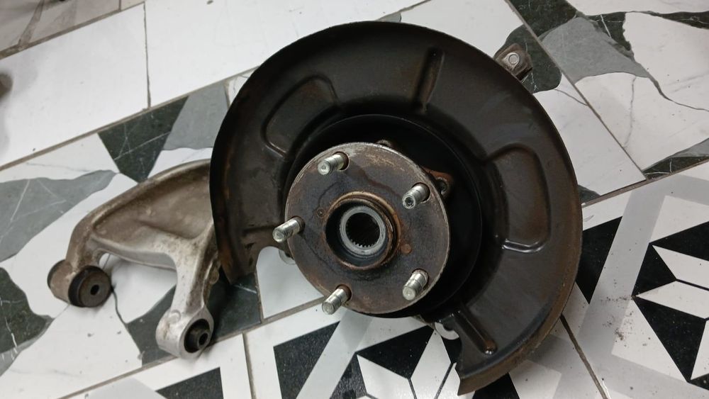 Продам на Subaru Legacy 2019 цапфа задняя левая в сборе со ступицей и