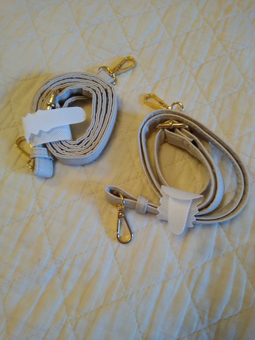 Vând 2 curele pentru geanta din piele, pe crem deschis