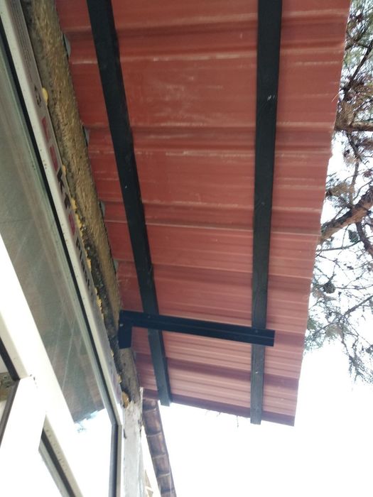 Установка козырьков и бельевых роликов