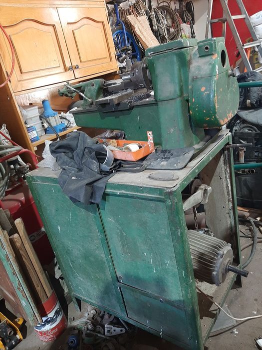 Vând strung la  4000 lei și crăpător de lemne la 2500 lei