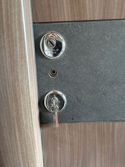 Ușa nouă modernă de exterior