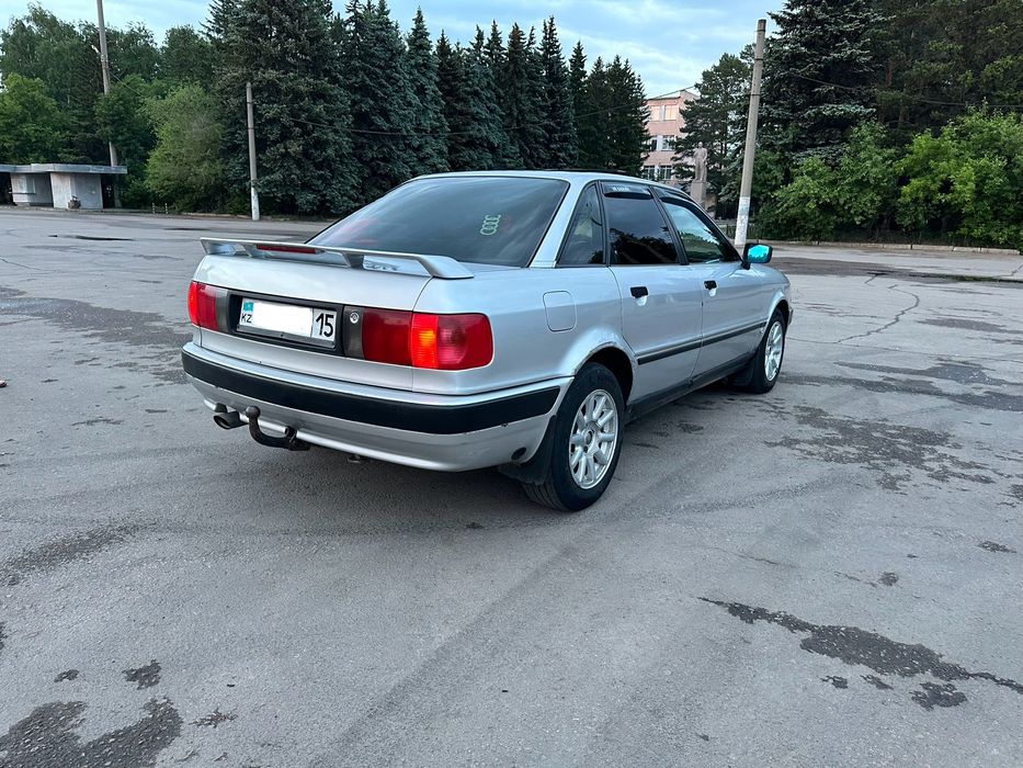 Машина  Ауди 80 Б4