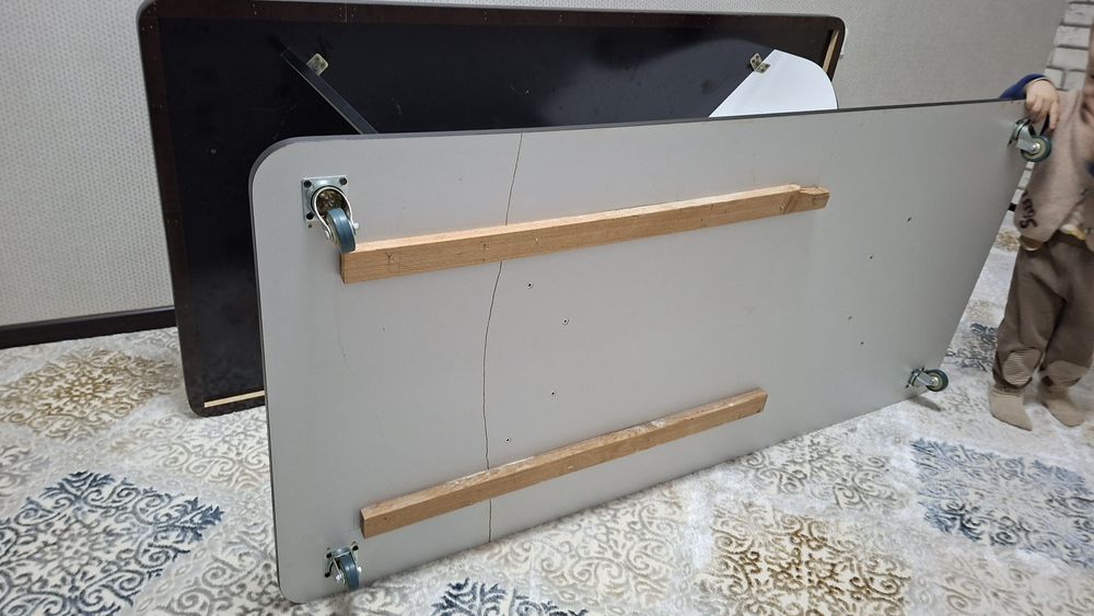 Стол для гостинной