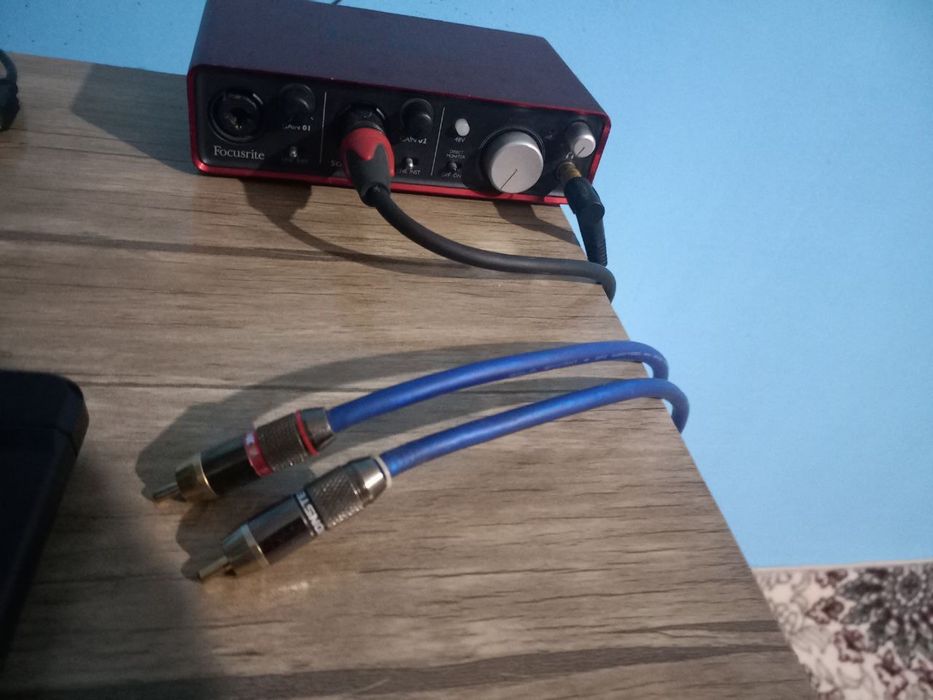 Behrenger b2 pro va zvukavoy karta sotiladi.