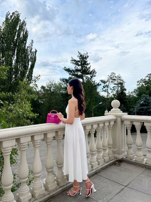 Розовый пиджак и белое платье