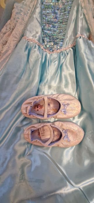 Костюм на Елза с пантофки и плитка