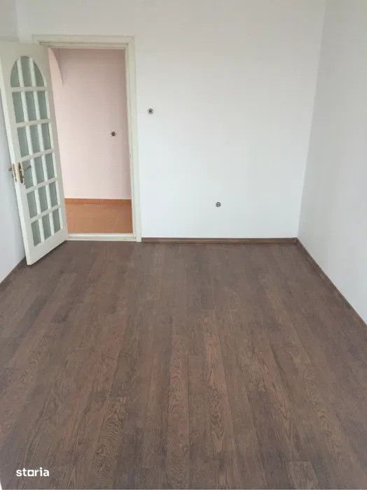 - Apartament 3 camere zona Calarasilor, etaj intermediar, balcon 12mp