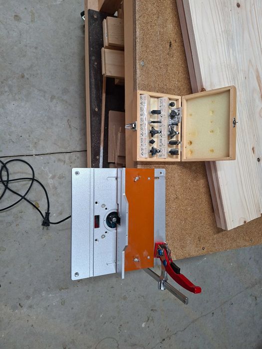 Freza Makita 3711 (plus 1 set biti 6 mm si o masuta frezare)
