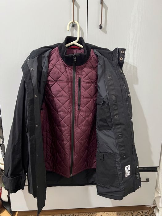 Продавам мъжко / юношеско яке на марката Victorinox