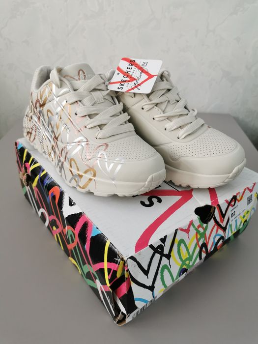 Продам новые кроссовки SKECHERS