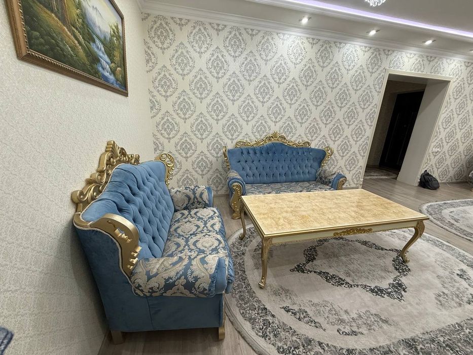 Ajoyip 4talik divan kreslo nabor sotladi