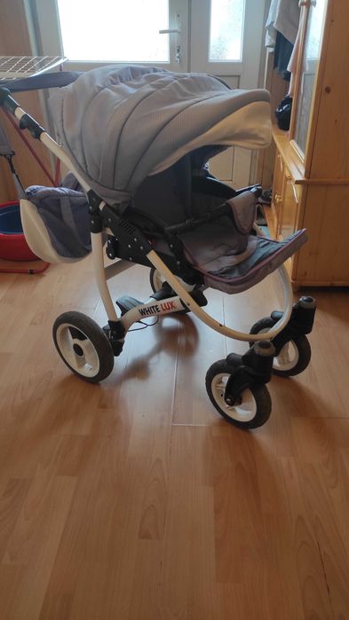 Бебешка количка в бяло и лилаво