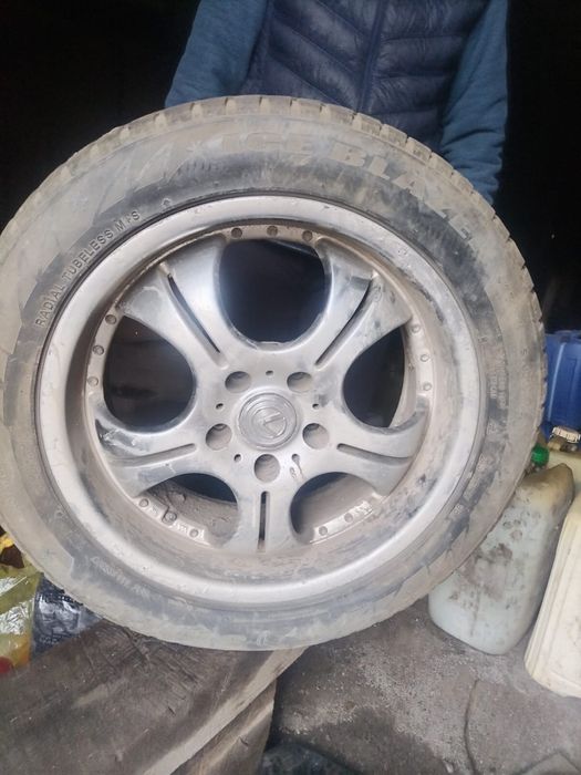 Продам Зимнюю резину