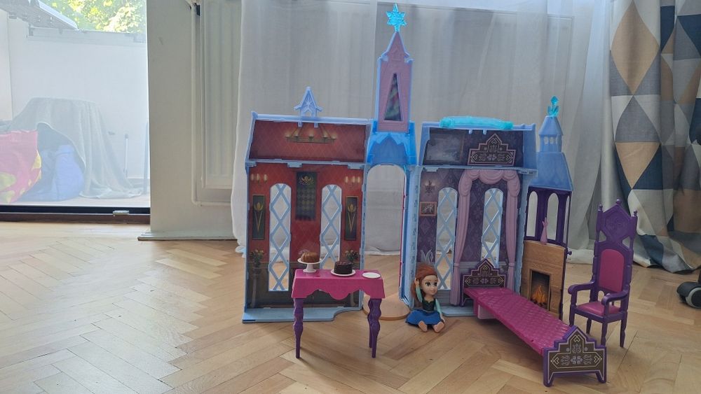 Set Castel Frozen cu papusa Ana