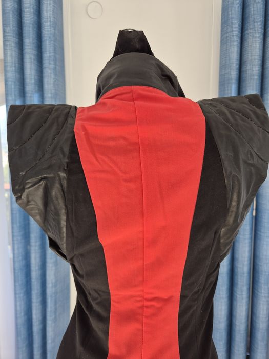 Дамска рокля в черно и коралови.