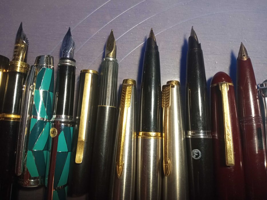 Stilouri ( 10 ) diferite modele. Negreni • OLX.ro