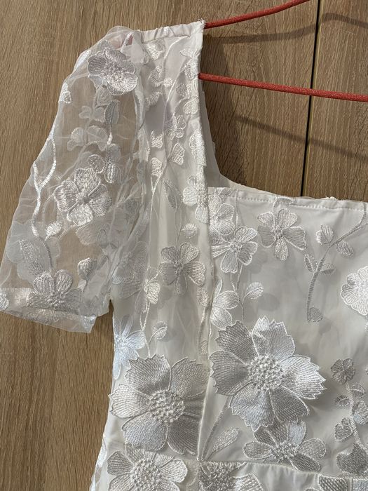 Елегантна 3D рокля на цветя в бяло