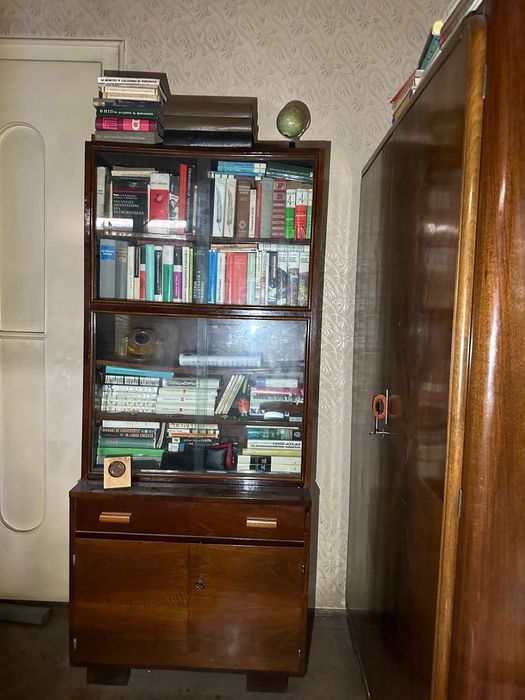 Mobila Veche/Vintage diferita.. (biblioteca bibelouri scaune vitrina soba pat tablouri masa) frigider