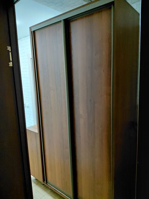 Продам мебель: шкаф  и стол.