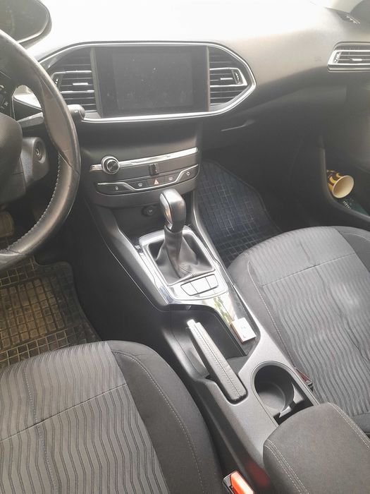 Продавам Пежо 308 T9