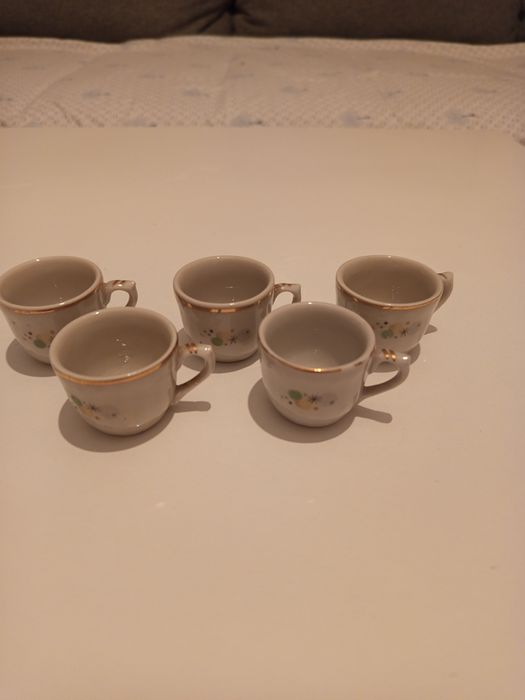 Много малки чашки.