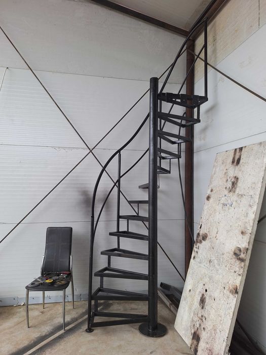 Scara metalica elicoidală