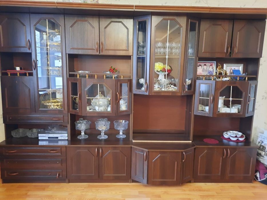 Стенка коричнего цвета