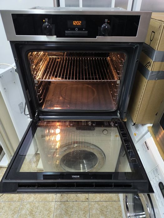 Фурна Electolux EOB5450AOX - 76 литра . Плавно затваряне на вратата.