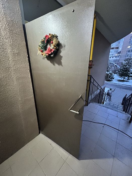 Продается входная дверь в подъезд 2 шт