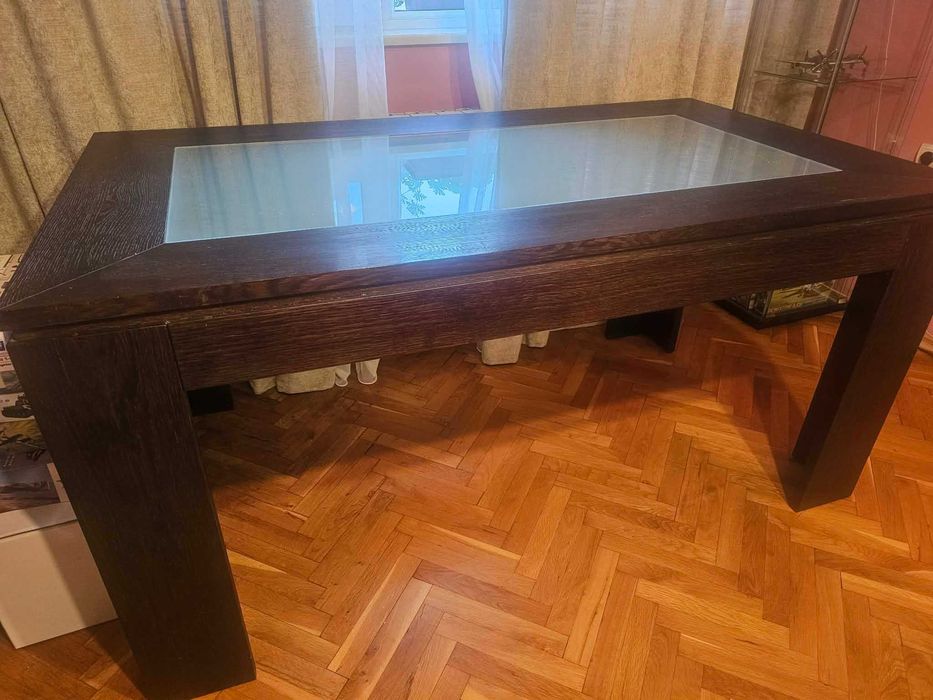 Масивна, трапезна маса.