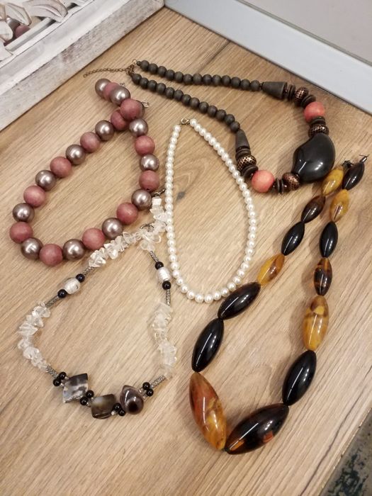 Coliere modele diferite. Noi.