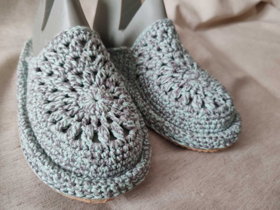 Чехли дамски ръчно плетени с кука