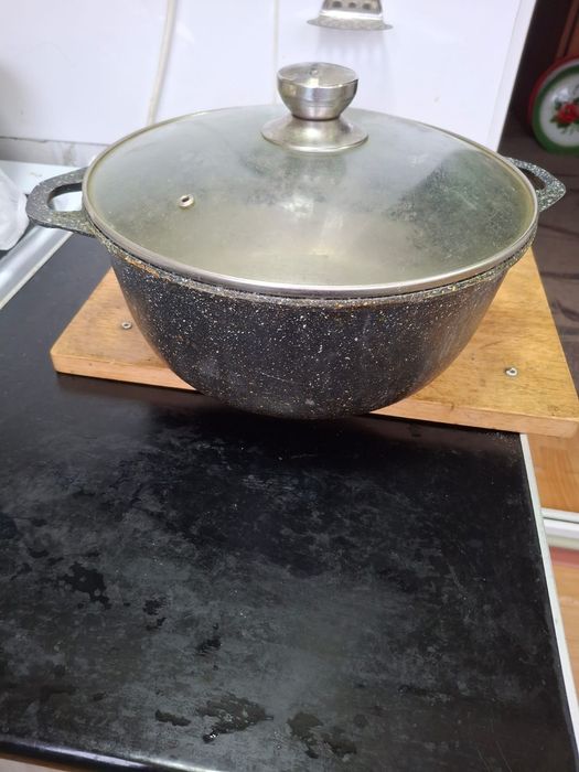 Казан,кастрюль,тарелка,нож,вилка,ложка